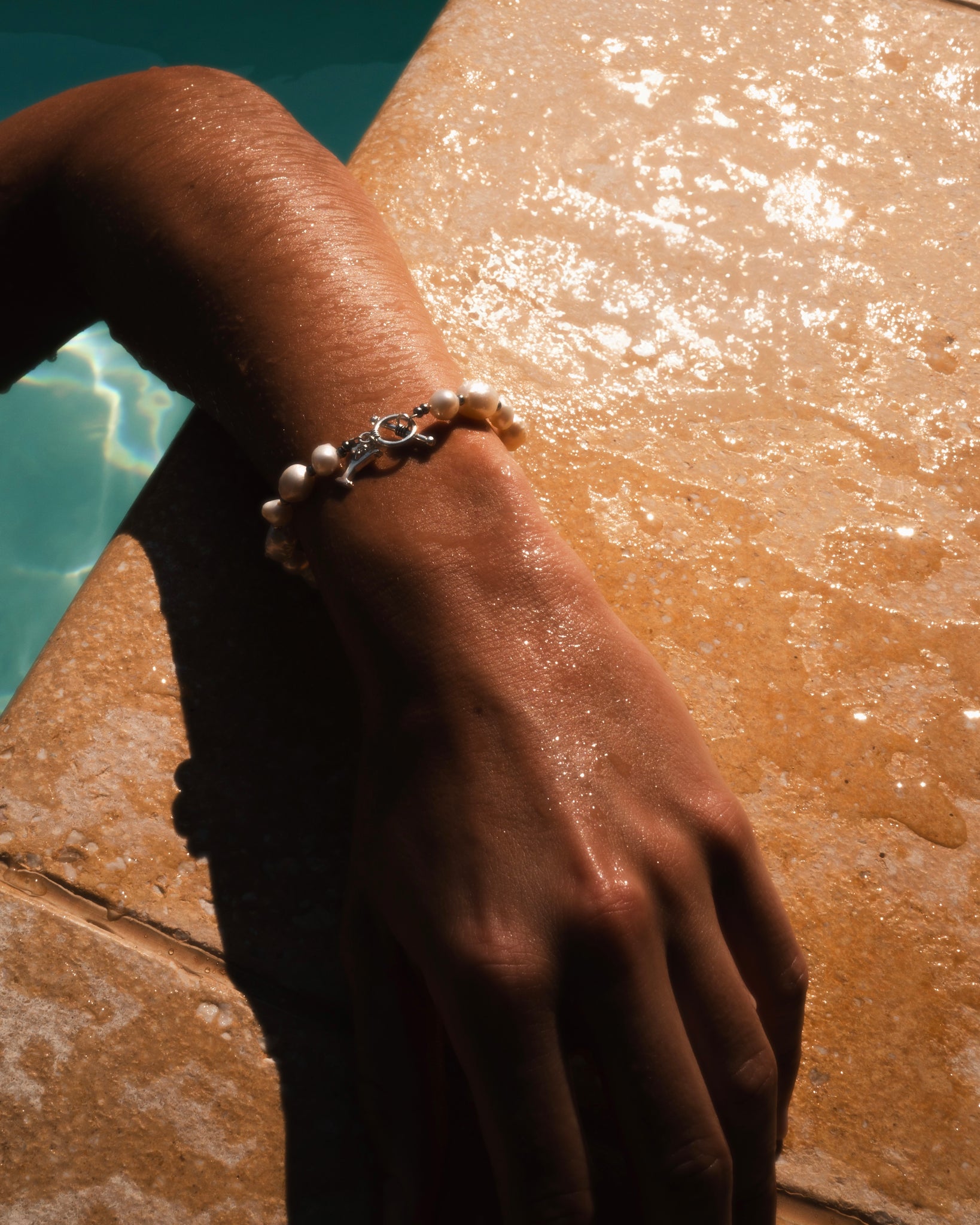 Simple bracelet made from freshwater pearls
