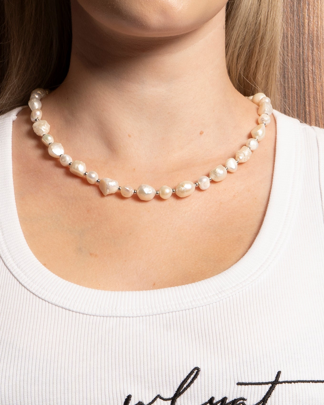 Special pearl necklace in white